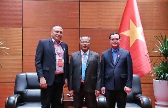 Ông Nguyễn Đình Khang, Chủ tịch Tổng LĐLĐVN (ngoài cùng, bên phải) chụp ảnh lưu niệm cùng với ông Ismael Drullet Perez, Ủy viên Thường trực Ban Thư ký Quốc gia Trung tâm Những người Lao động Cuba (ngoài cùng, bên trái); ông Leth Xayyaphone, Chủ tịch Trung ương Liên hiệp Công đoàn Lào (ở giữa).