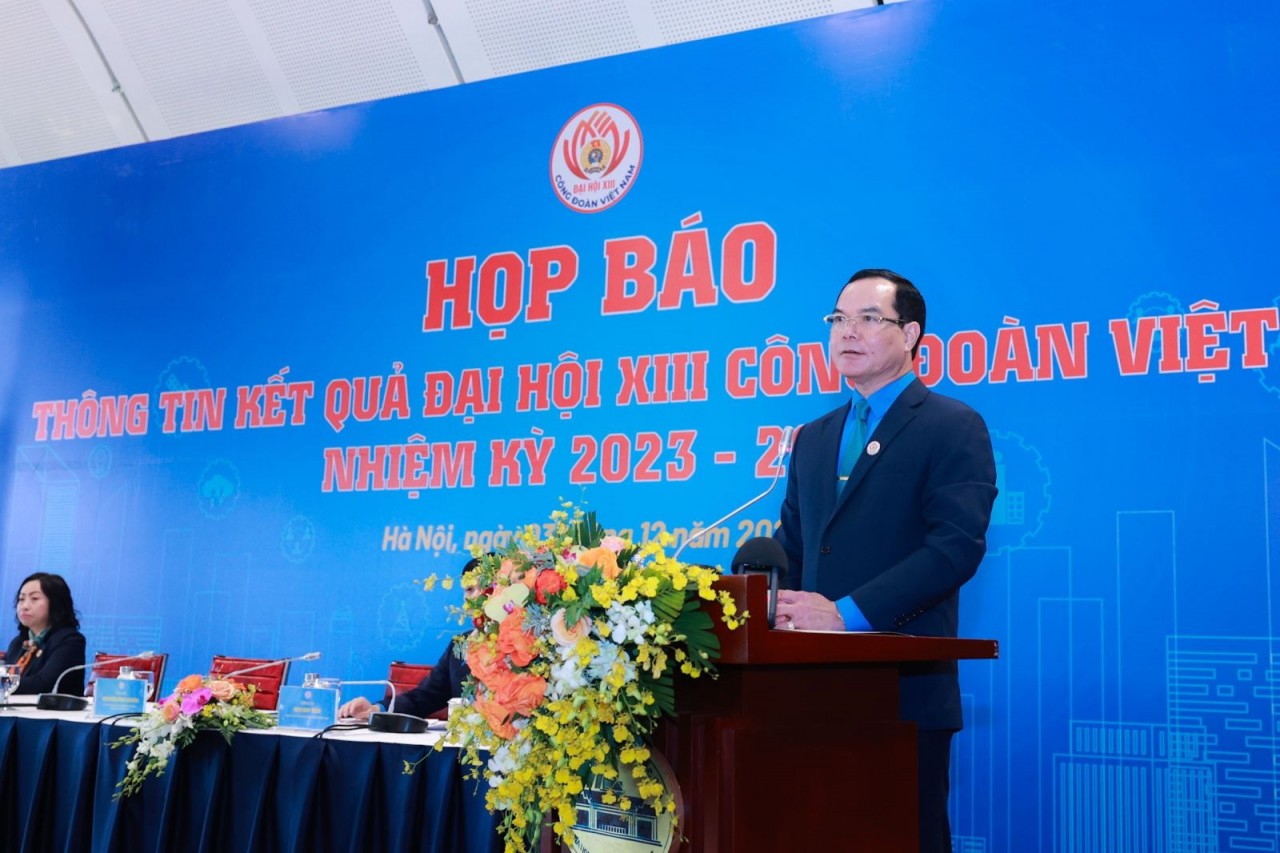 Ông Nguyễn Đình Khang, Chủ tịch Tổng Liên đoàn Lao động Việt Nam khoá XIII phát biểu tại họp báo. Ông Nguyễn Đình Khang, Chủ tịch Tổng Liên đoàn Lao động Việt Nam khoá XIII phát biểu tại họp báo.