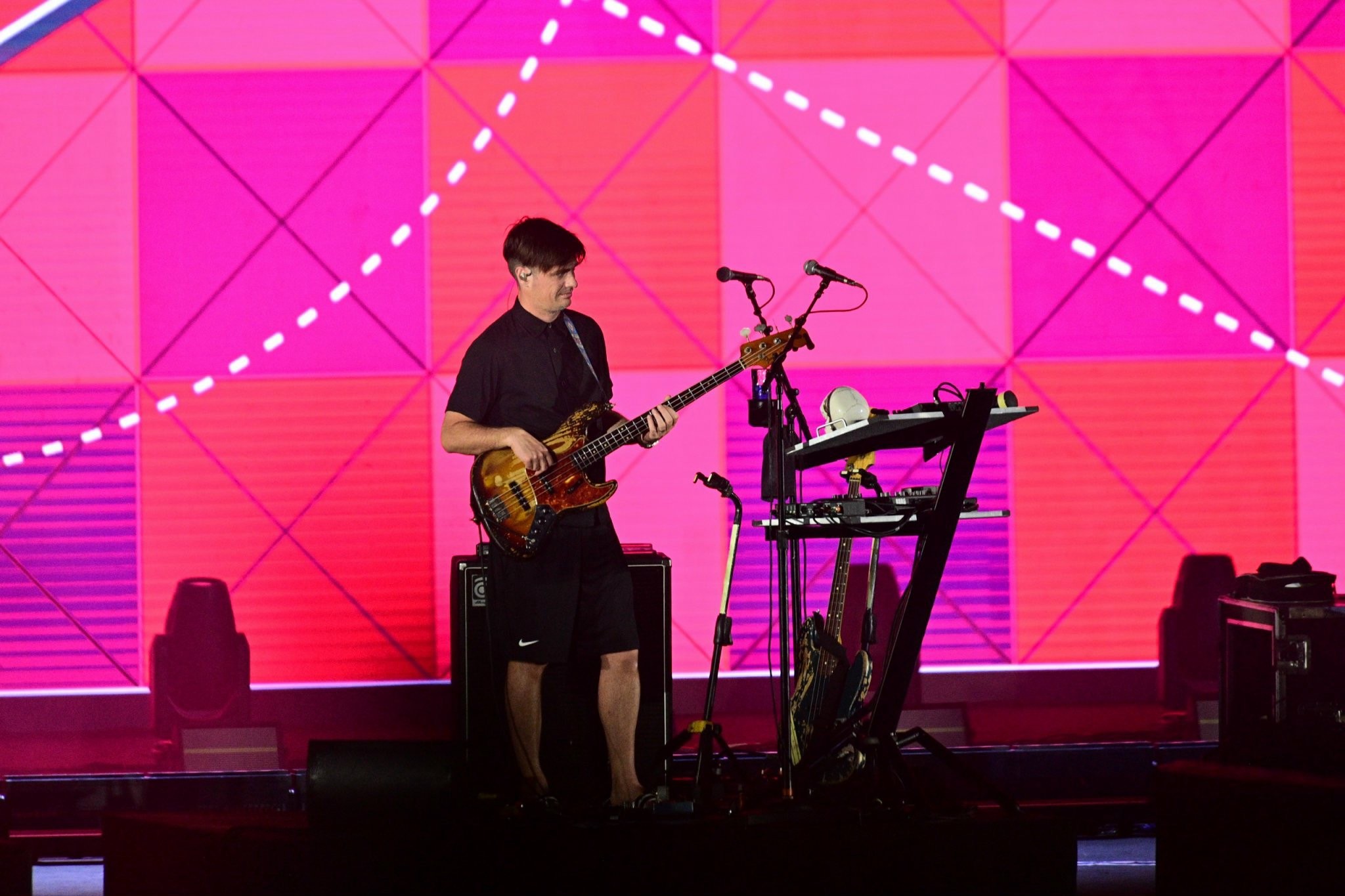 Maroon 5 bất ngờ xuất hiện trên sân khấu 8Wonder, Adam Levine chơi thử cả guitar và trống Maroon 5 bất ngờ xuất hiện trên sân khấu 8Wonder, Adam Levine chơi thử cả guitar và trống