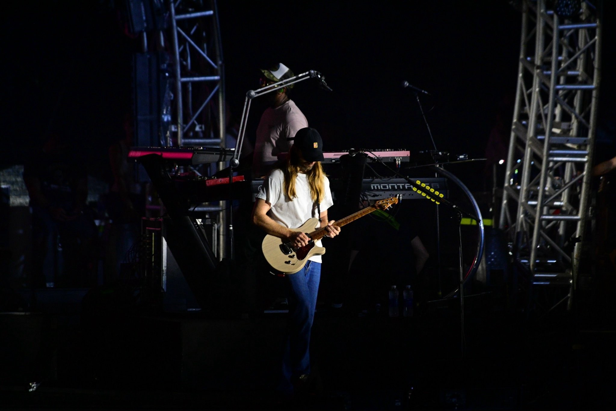 Maroon 5 bất ngờ xuất hiện trên sân khấu 8Wonder, Adam Levine chơi thử cả guitar và trống Maroon 5 bất ngờ xuất hiện trên sân khấu 8Wonder, Adam Levine chơi thử cả guitar và trống