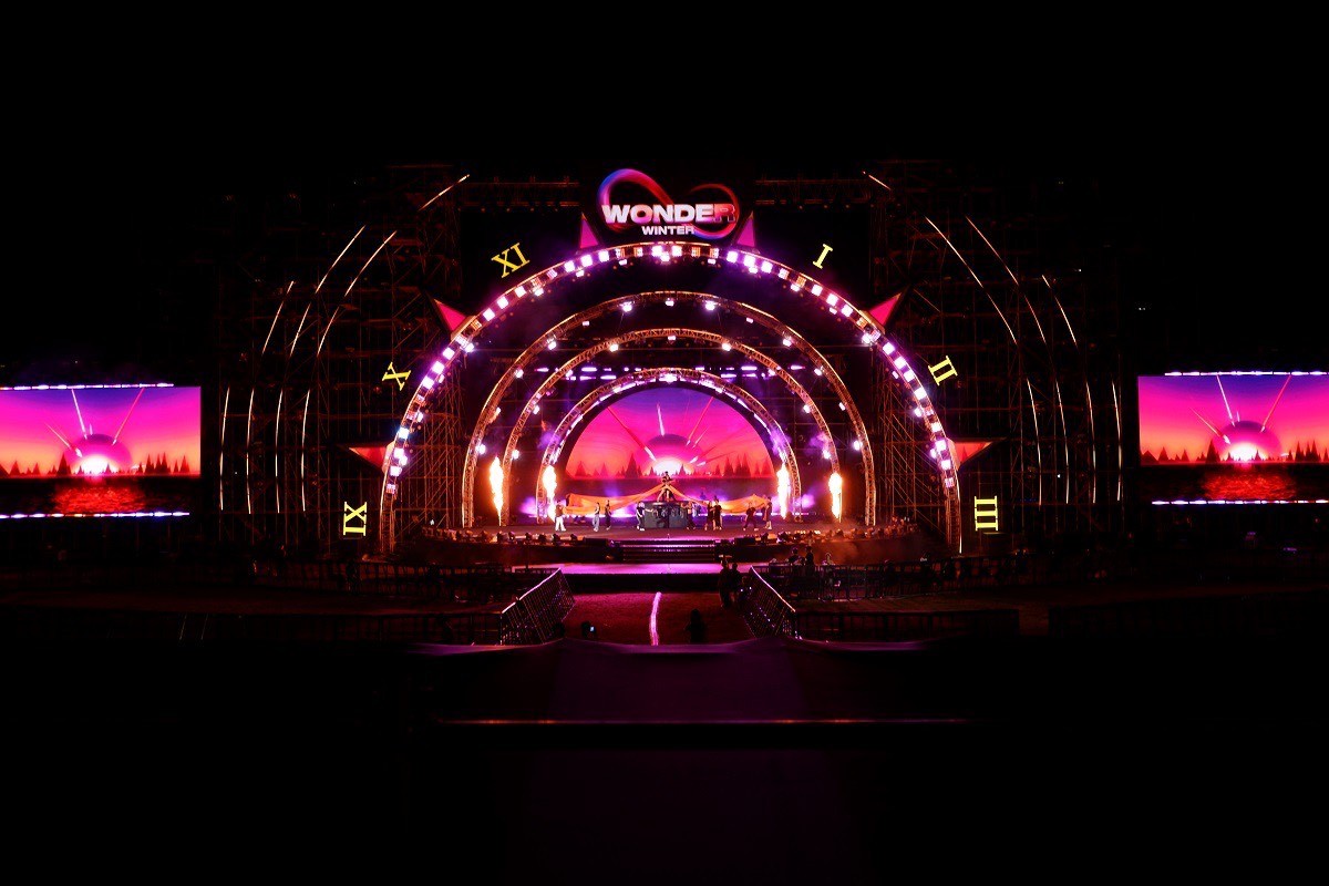 Maroon 5 bất ngờ xuất hiện trên sân khấu 8Wonder, Adam Levine chơi thử cả guitar và trống Maroon 5 bất ngờ xuất hiện trên sân khấu 8Wonder, Adam Levine chơi thử cả guitar và trống
