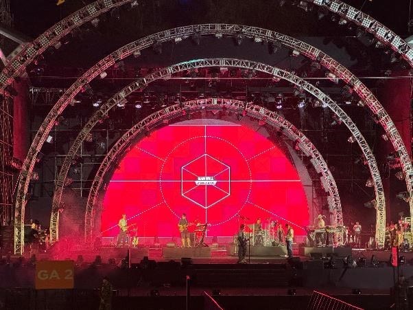 Maroon 5 bất ngờ xuất hiện trên sân khấu 8Wonder, Adam Levine chơi thử cả guitar và trống Maroon 5 bất ngờ xuất hiện trên sân khấu 8Wonder, Adam Levine chơi thử cả guitar và trống