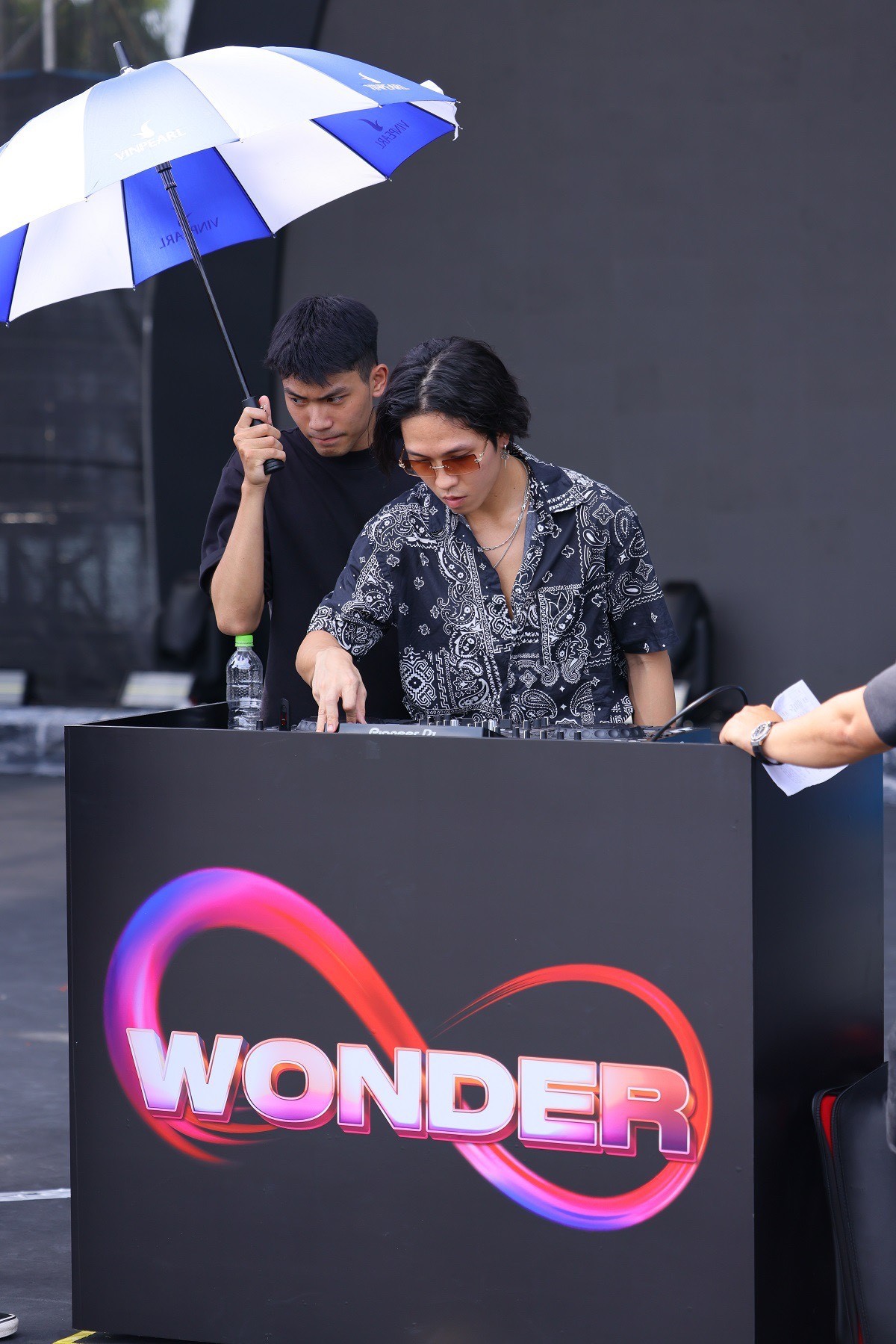 Maroon 5 bất ngờ xuất hiện trên sân khấu 8Wonder, Adam Levine chơi thử cả guitar và trống Maroon 5 bất ngờ xuất hiện trên sân khấu 8Wonder, Adam Levine chơi thử cả guitar và trống