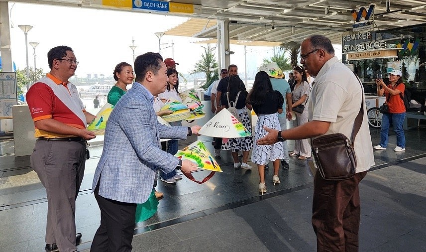Deputy Director of the Ho Chi Minh City Department of Tourism Le Truong Hien Hoa presents Non La (Vietnamese conical hat) to Indian tourists. Deputy Director of the Ho Chi Minh City Department of Tourism Le Truong Hien Hoa presents Non La (Vietnamese conical hat) to Indian tourists.
