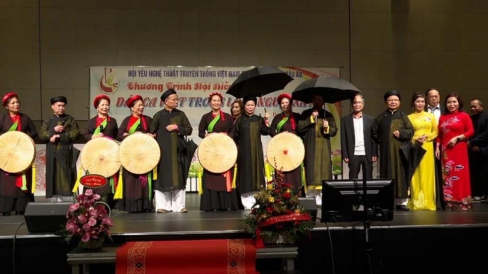 The Vietnamese Community In Germany Preserves Traditional Music Vietnamese Community In Germany Preserves Traditional Music