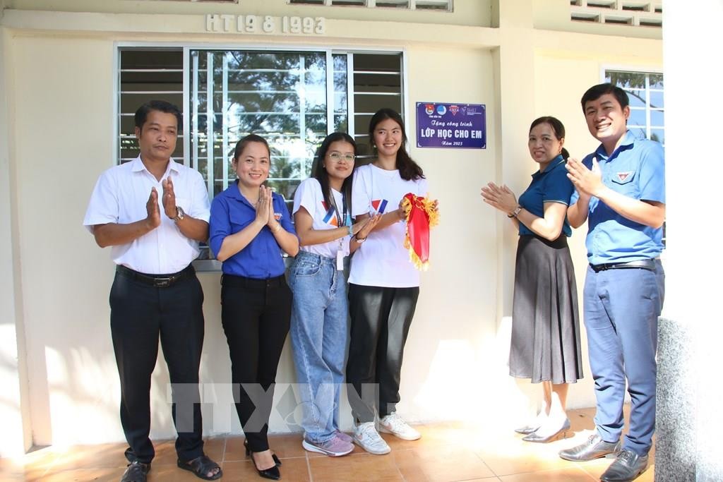 Nghi thức khánh thành công trình “Lớp học cho em”tại trường Tiểu học Phước Long 2. (Ảnh: TTXVN) Nghi thức khánh thành công trình “Lớp học cho em”tại trường Tiểu học Phước Long 2. (Ảnh: TTXVN)