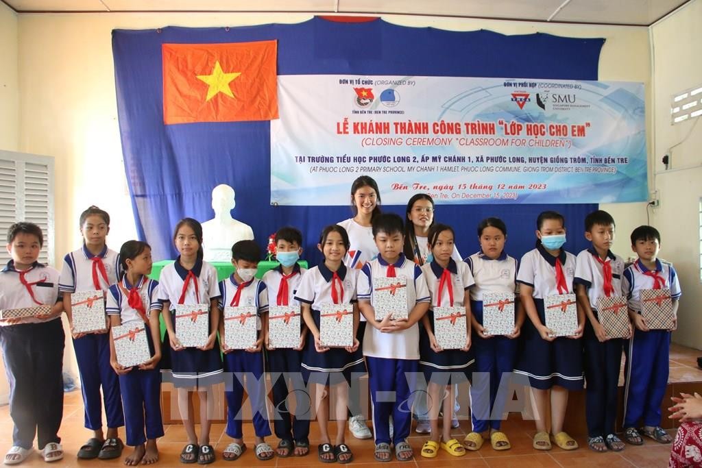 Tặng quà học sinh trường Tiểu học Phước Long 2 thuộc xã Phước Long. (Ảnh: TTXVN) Tặng quà học sinh trường Tiểu học Phước Long 2 thuộc xã Phước Long. (Ảnh: TTXVN)