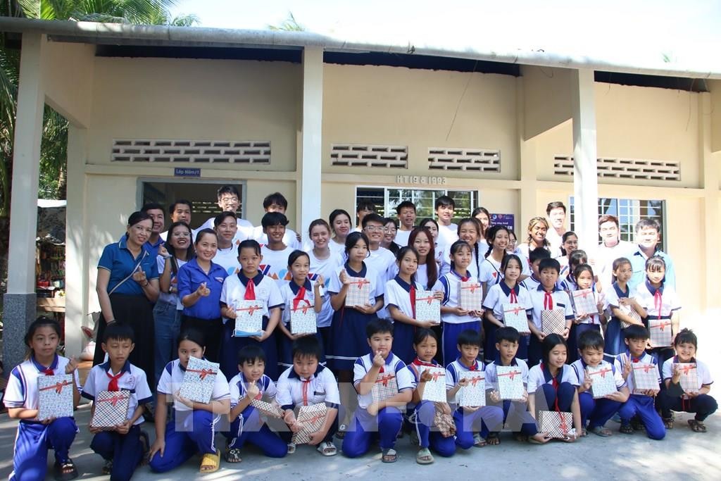 Các em học sinh chụp ảnh lưu niệm trước lớp học mới. (Ảnh: TTXVN) Các em học sinh chụp ảnh lưu niệm trước lớp học mới. (Ảnh: TTXVN)