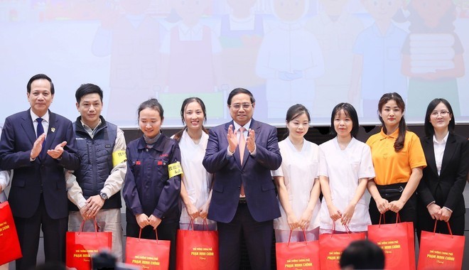 Thủ tướng Phạm Minh Chính tặng quà đại diện người lao động và thực tập sinh Việt Nam tham dự diễn đàn. Thủ tướng Phạm Minh Chính tặng quà đại diện người lao động và thực tập sinh Việt Nam tham dự diễn đàn.
