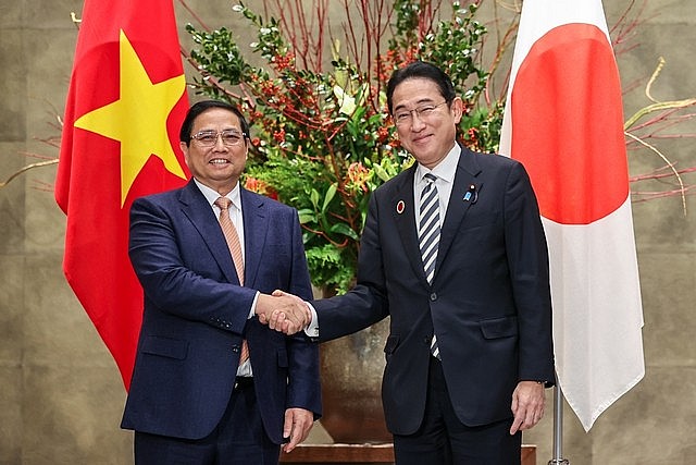 Prime Minister Pham Minh Chinh (L) holds talks with his Japanese counterpart Kishida Fumio in Tokyo, Japan, December 16, 2023 - Photo: VGP Prime Minister Pham Minh Chinh (L) holds talks with his Japanese counterpart Kishida Fumio in Tokyo, Japan, December 16, 2023 - Photo: VGP