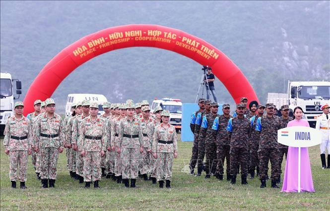 Đại diện lực lượng tham gia Diễn tập VINBAX 2023 của Quân đội hai nước. (Ảnh: TTXVN)