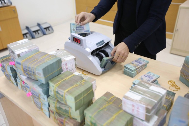 Với lãi suất thấp như hiện nay góp phần kích thích nhu cầu vay vốn của doanh nghiệp và người dân.