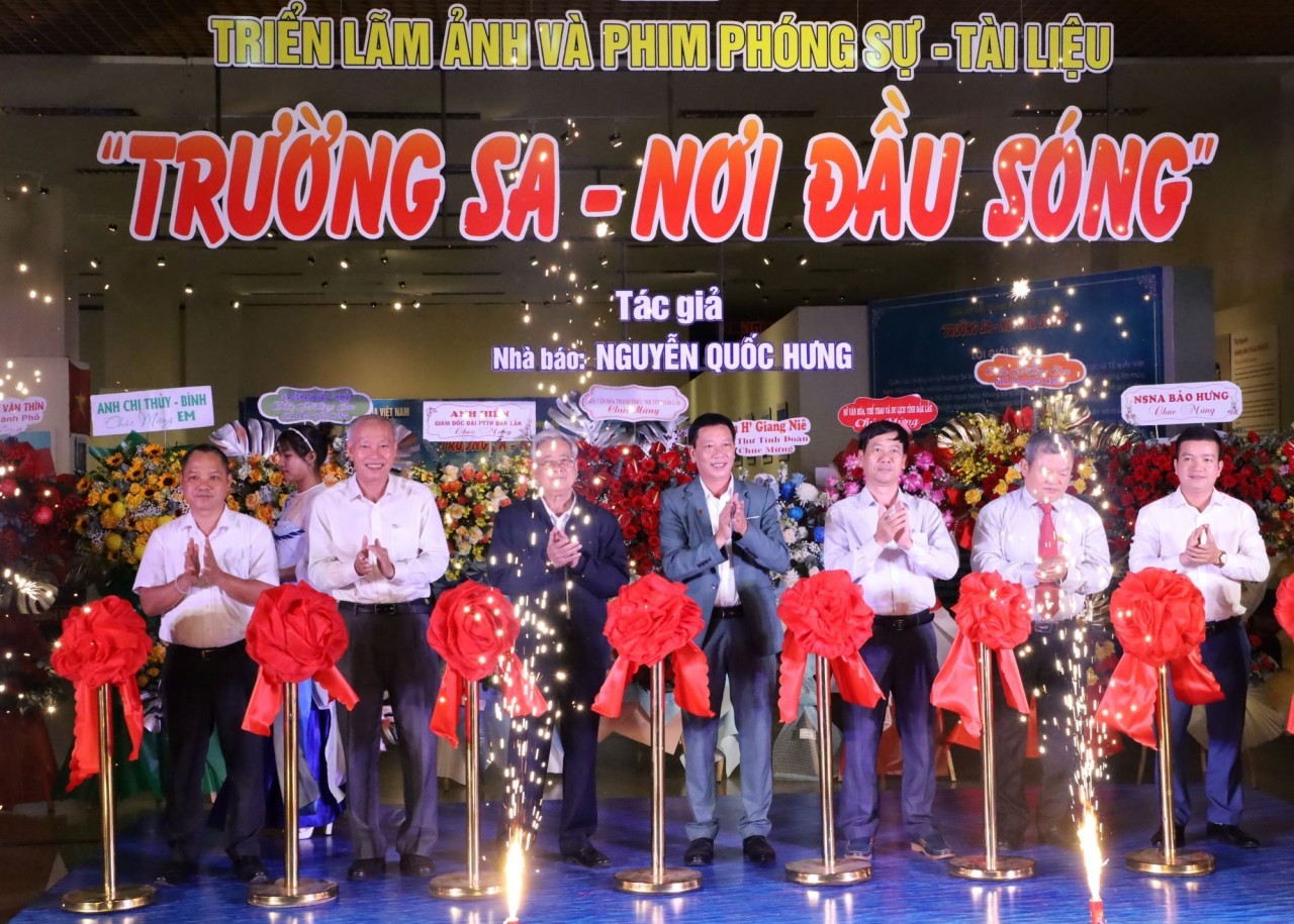Dak Lak Exhibits Photos, Films, Models of Truong Sa Archipelago Dak Lak Exhibits Photos, Films, Models of Truong Sa Archipelago