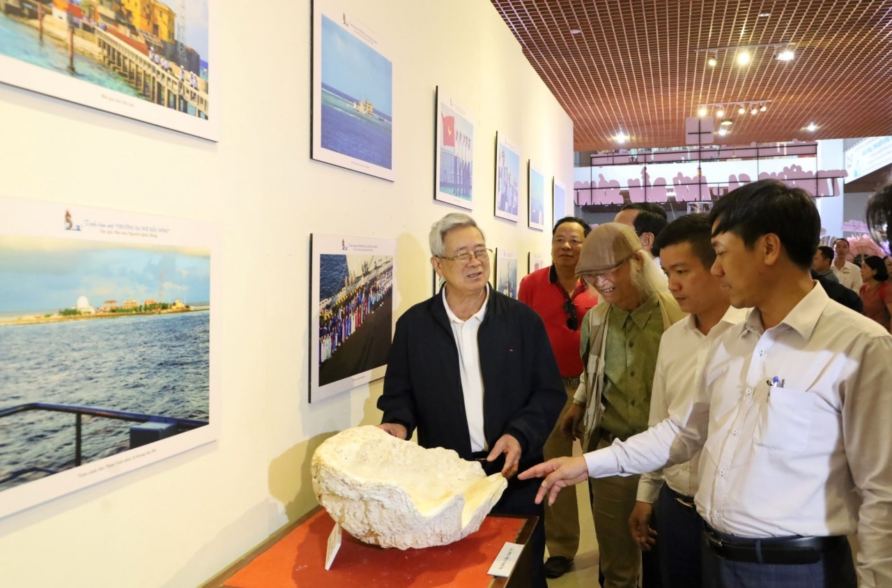 Dak Lak Exhibits Photos, Films, Models of Truong Sa Archipelago Dak Lak Exhibits Photos, Films, Models of Truong Sa Archipelago