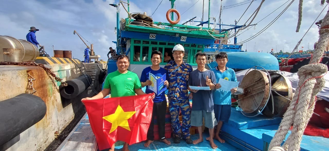 Bình Định: Bộ đội Hải quân giúp ngư dân khắc phục sự cố trên biển Bình Định: Bộ đội Hải quân giúp ngư dân khắc phục sự cố trên biển