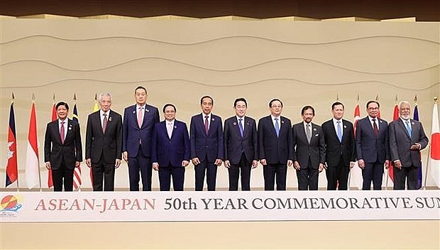 Japanese PM Kishida Fumio and heads of ASEAN delegations to Commemorative Summit for the 50th Year of ASEAN-Japan Friendship and Cooperation (Photo: VNA) Japanese PM Kishida Fumio and heads of ASEAN delegations to Commemorative Summit for the 50th Year of ASEAN-Japan Friendship and Cooperation (Photo: VNA)