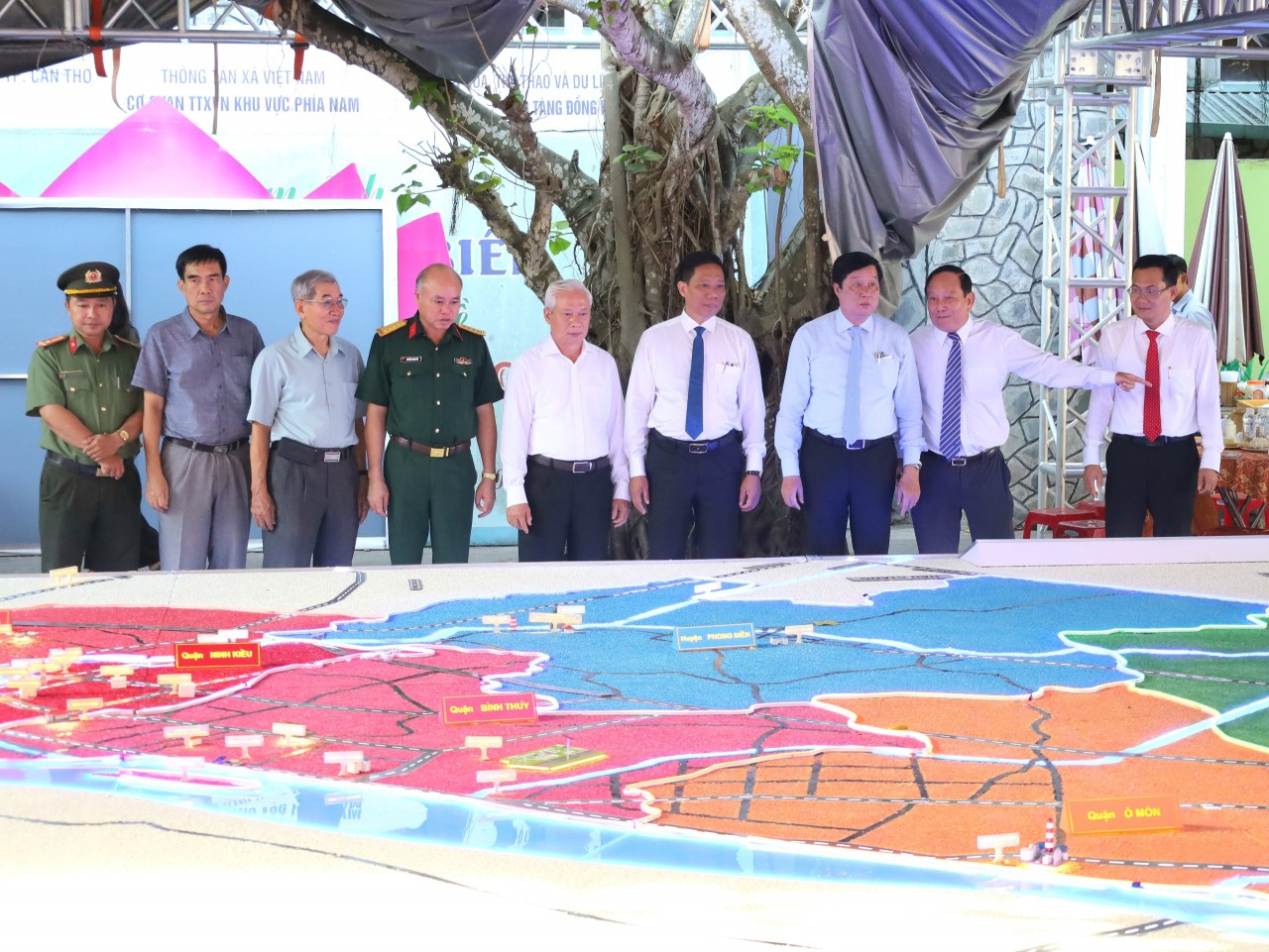 Khai mạc triển lãm ảnh “TP Cần Thơ - 20 năm xây dựng và phát triển” Khai mạc triển lãm ảnh “TP Cần Thơ - 20 năm xây dựng và phát triển”