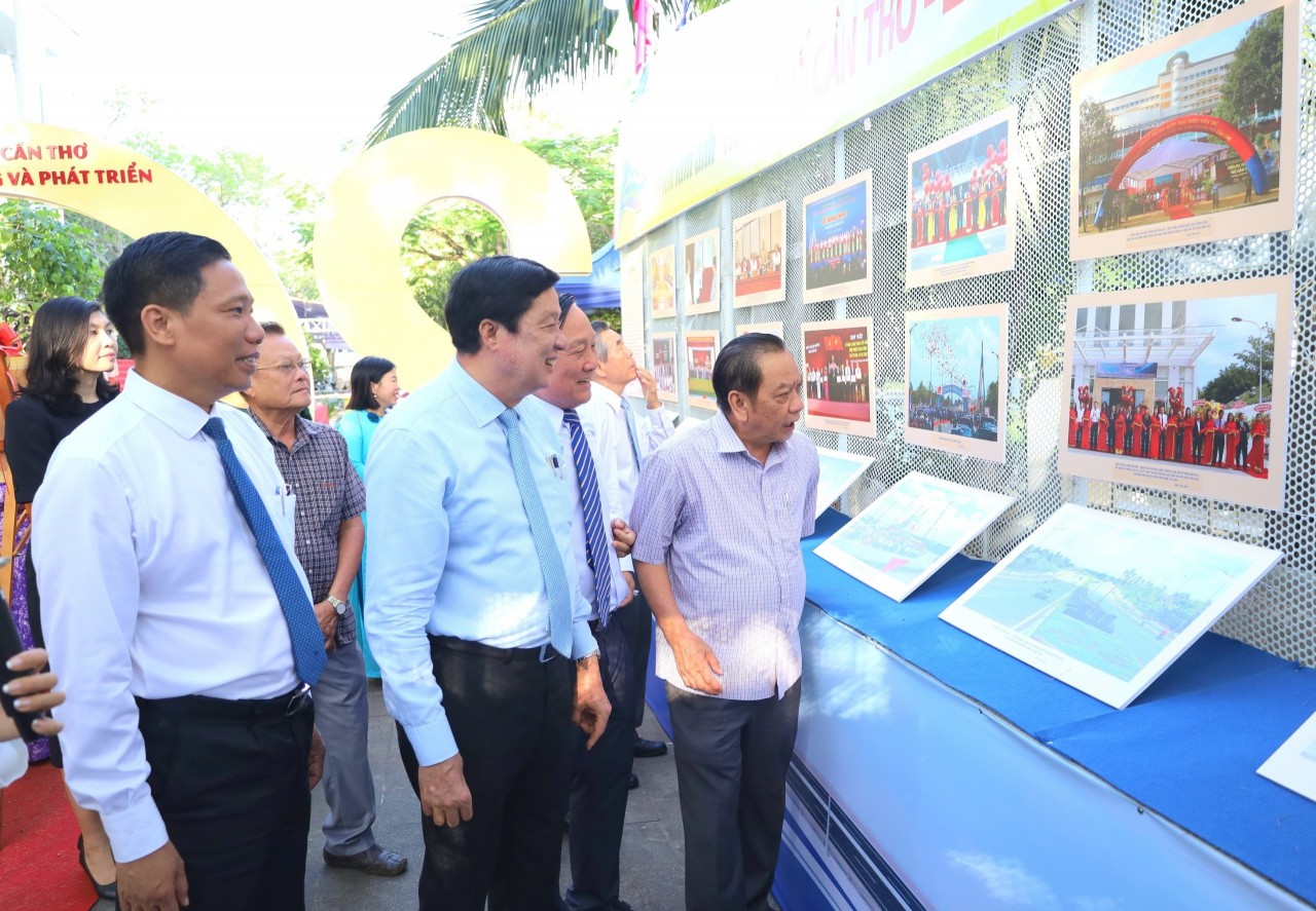 Khai mạc triển lãm ảnh “TP Cần Thơ - 20 năm xây dựng và phát triển” Khai mạc triển lãm ảnh “TP Cần Thơ - 20 năm xây dựng và phát triển”