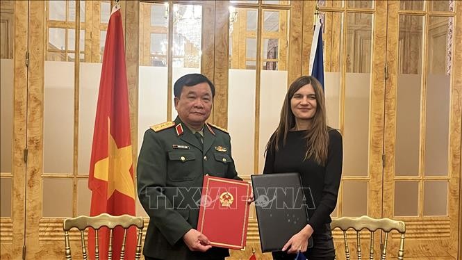 Kết thúc Đối thoại, hai Trưởng đoàn đã ký kết Biên bản Đối thoại Chiến lược và Hợp tác quốc phòng Việt Nam - Pháp lần thứ ba và công bố Sổ tay thuật ngữ quân sự Pháp - Việt. Ảnh: Ngọc Hiệp/Pv TTXVN tại Pháp Kết thúc Đối thoại, hai Trưởng đoàn đã ký kết Biên bản Đối thoại Chiến lược và Hợp tác quốc phòng Việt Nam - Pháp lần thứ ba và công bố Sổ tay thuật ngữ quân sự Pháp - Việt. Ảnh: Ngọc Hiệp/Pv TTXVN tại Pháp