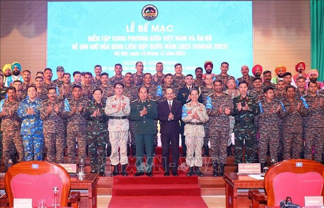 Thượng tướng Phùng Sĩ Tấn, Phó tổng Tham mưu trưởng Quân đội nhân dân Việt Nam, Trưởng ban Chỉ đạo Diễn tập VINBAX 2023 và các đại biểu dự lễ bế mạc. Ảnh: Trọng Đức/TTXVN Thượng tướng Phùng Sĩ Tấn, Phó tổng Tham mưu trưởng Quân đội nhân dân Việt Nam, Trưởng ban Chỉ đạo Diễn tập VINBAX 2023 và các đại biểu dự lễ bế mạc. Ảnh: Trọng Đức/TTXVN