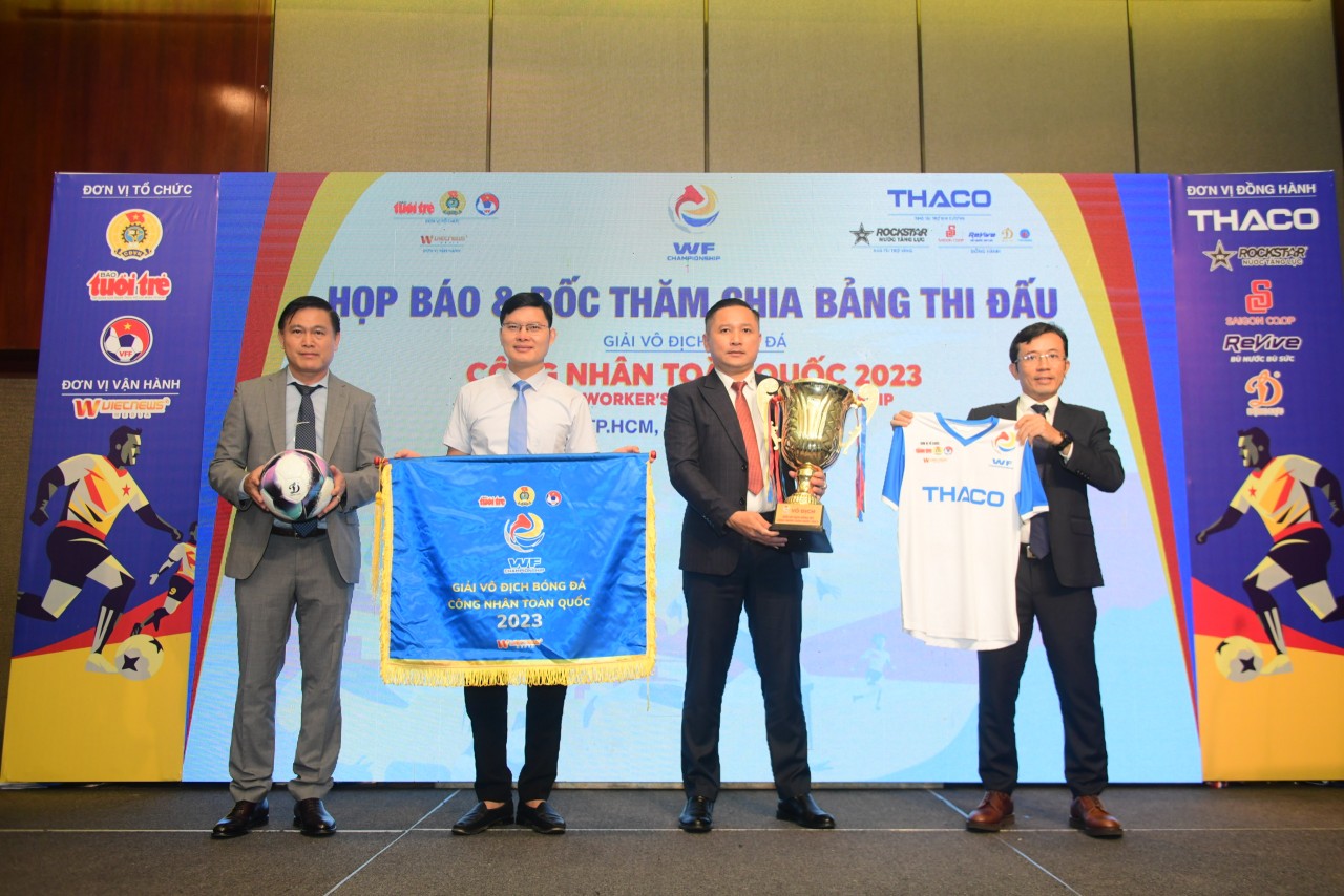 Các đại biểu tham dự buổi họp báo cùng ban tổ chức giới thiệu bóng thi đấu, trang phục thi đấu, Cúp cho đội vô địch.
