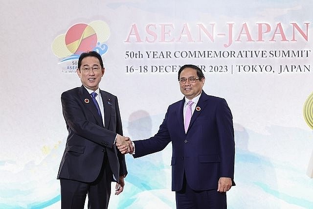 Japanese Prime Minister Kishida Fumio welcomed Prime Minister Pham Minh Chinh to attend the summit commemorating 50 years of ASEAN-Japan relations. Photo: VGP. Japanese Prime Minister Kishida Fumio welcomed Prime Minister Pham Minh Chinh to attend the summit commemorating 50 years of ASEAN-Japan relations. Photo: VGP.