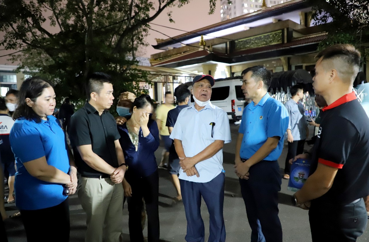Lãnh đạo LĐLĐ thành phố Hà Nội thăm hỏi, động viên, trao hỗ trợ cho thân nhân đoàn viên Lê Thị Oanh (Ảnh: TL).