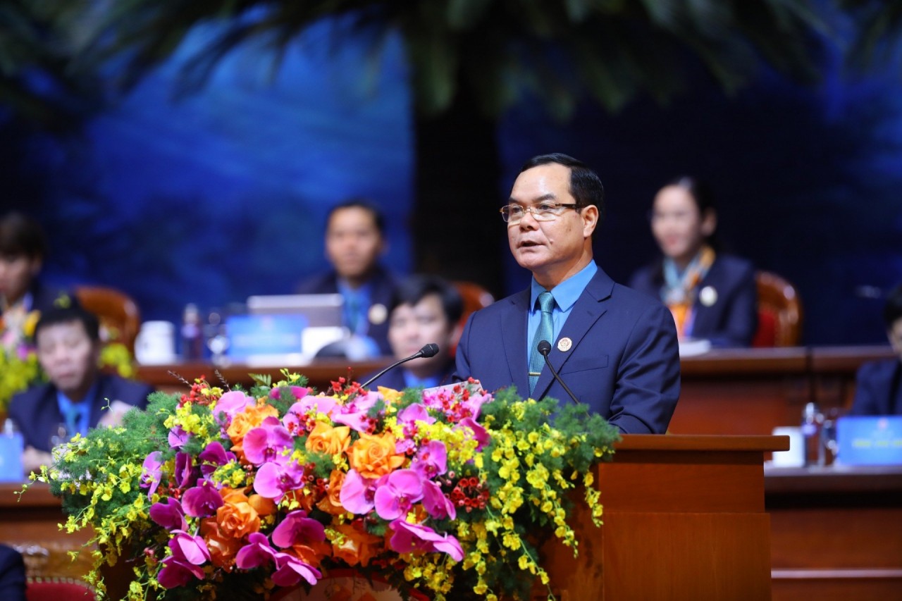 Ông Nguyễn Đình Khang – Chủ tịch Tổng Liên đoàn Lao động Việt Nam phát biểu bế mạc Đại hội XIII Công đoàn Việt Nam. Ông Nguyễn Đình Khang – Chủ tịch Tổng Liên đoàn Lao động Việt Nam phát biểu bế mạc Đại hội XIII Công đoàn Việt Nam.