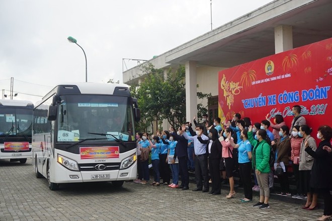 Công đoàn tổ chức chuyến xe đưa người lao động nghèo về quê ăn Tết. Công đoàn tổ chức chuyến xe đưa người lao động nghèo về quê ăn Tết.