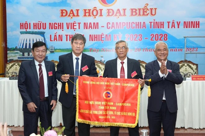 Tiến sỹ Lê Hồng Liêm (bên phải), Phó Chủ tịch Trung ương Hội hữu nghị Việt Nam-Campuchia tặng bức trướng cho Hội Hữu nghị Việt Nam-Campuchia tỉnh Tây Ninh. (Ảnh: Minh Phú/TTXVN) Tiến sỹ Lê Hồng Liêm (bên phải), Phó Chủ tịch Trung ương Hội hữu nghị Việt Nam-Campuchia tặng bức trướng cho Hội Hữu nghị Việt Nam-Campuchia tỉnh Tây Ninh. (Ảnh: Minh Phú/TTXVN)