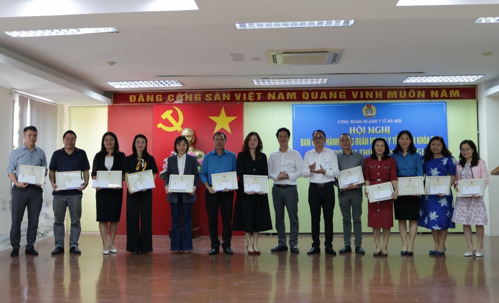Trao khen thưởng cho đại diện các tập thể và các cá nhân có thành tích xuất sắc triển khai chương trình “Một triệu sáng kiến - nỗ lực vượt khó, sáng tạo, quyết tâm chiến thắng đại dịch COVID-19”. Trao khen thưởng cho đại diện các tập thể và các cá nhân có thành tích xuất sắc triển khai chương trình “Một triệu sáng kiến - nỗ lực vượt khó, sáng tạo, quyết tâm chiến thắng đại dịch COVID-19”.