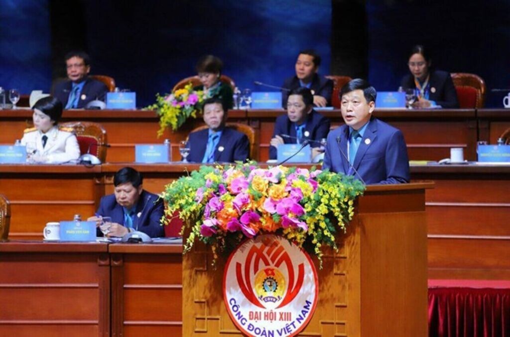 Chủ tịch Liên đoàn Lao động tỉnh Nghệ An Kha Văn Tám tham luận tại Đại hội. Chủ tịch Liên đoàn Lao động tỉnh Nghệ An Kha Văn Tám tham luận tại Đại hội.