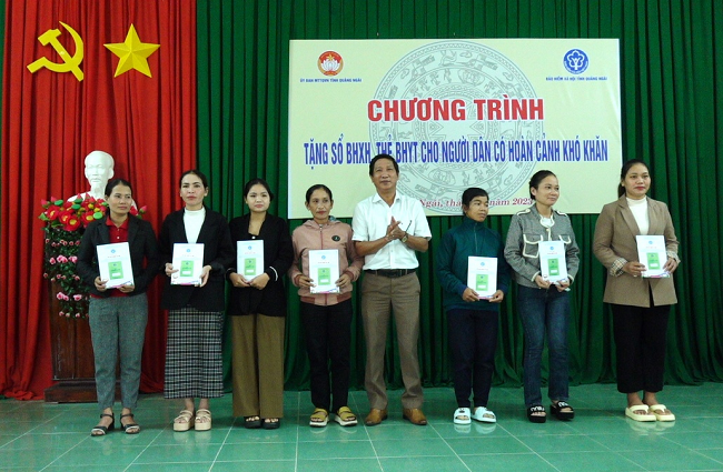 Hơn 7 nghìn thẻ bảo hiểm y tế, sổ bảo hiểm xã hội đến với người khó khăn của tỉnh Quảng Ngãi Hơn 7 nghìn thẻ bảo hiểm y tế, sổ bảo hiểm xã hội đến với người khó khăn của tỉnh Quảng Ngãi