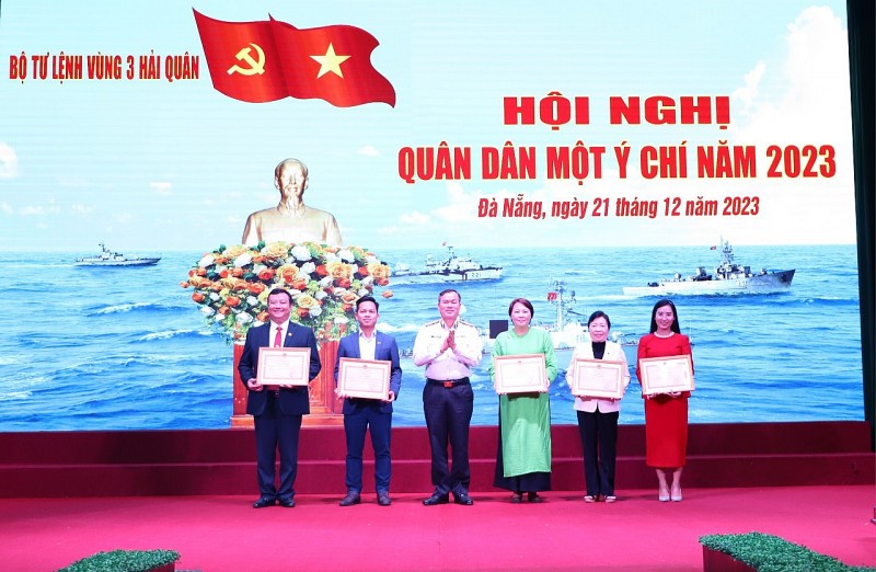 Thủ trưởng BTL Vùng 3 Hải quân trao thưởng cho các tập thể cá nhân (Ảnh: vùng 3 Hải quân). Thủ trưởng BTL Vùng 3 Hải quân trao thưởng cho các tập thể cá nhân (Ảnh: vùng 3 Hải quân).