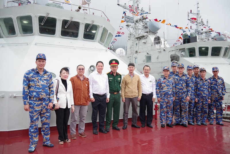 các đại biểu tham quan tàu của vùng 3 Hải quân (Ảnh: Vùng 3 Hải quân). các đại biểu tham quan tàu của vùng 3 Hải quân (Ảnh: Vùng 3 Hải quân).