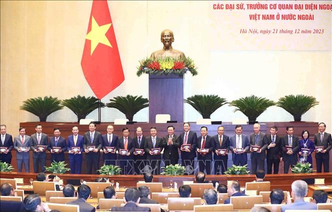 Chủ tịch Quốc hội gặp mặt các Đại sứ, Trưởng Cơ quan đại diện ngoại giao Việt Nam ở nước ngoài Chủ tịch Quốc hội gặp mặt các Đại sứ, Trưởng Cơ quan đại diện ngoại giao Việt Nam ở nước ngoài