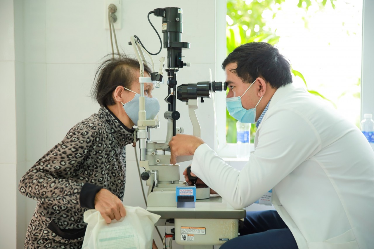 Mang ánh sáng đến với người cao tuổi Quảng Nam Mang ánh sáng đến với người cao tuổi Quảng Nam