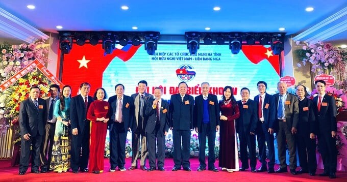 BCH Hội Hữu nghị Việt - Nga tỉnh Hà Tĩnh khoá V ra mắt tại Đại hội. (Ảnh: Tạp chí Bạch Dương) BCH Hội Hữu nghị Việt - Nga tỉnh Hà Tĩnh khoá V ra mắt tại Đại hội. (Ảnh: Tạp chí Bạch Dương)