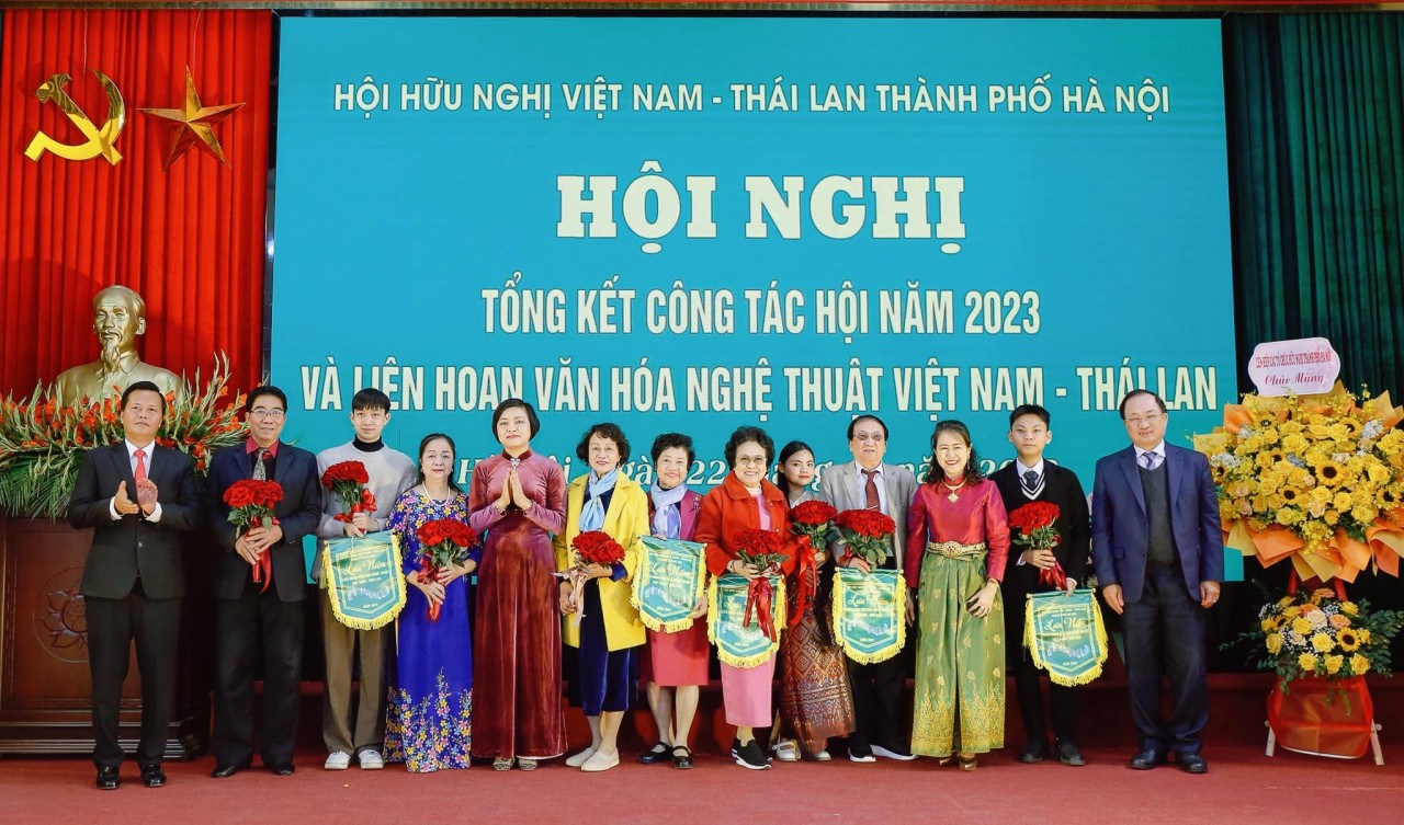 Các đại biểu chụp ảnh lưu niệm tại Hội nghị. Các đại biểu chụp ảnh lưu niệm tại Hội nghị.