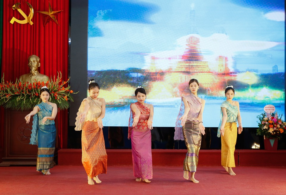 Tiết mục văn nghệ trong chương trình Liên hoan văn hóa nghệ thuật Việt Nam - Thái Lan. Tiết mục văn nghệ trong chương trình Liên hoan văn hóa nghệ thuật Việt Nam - Thái Lan.
