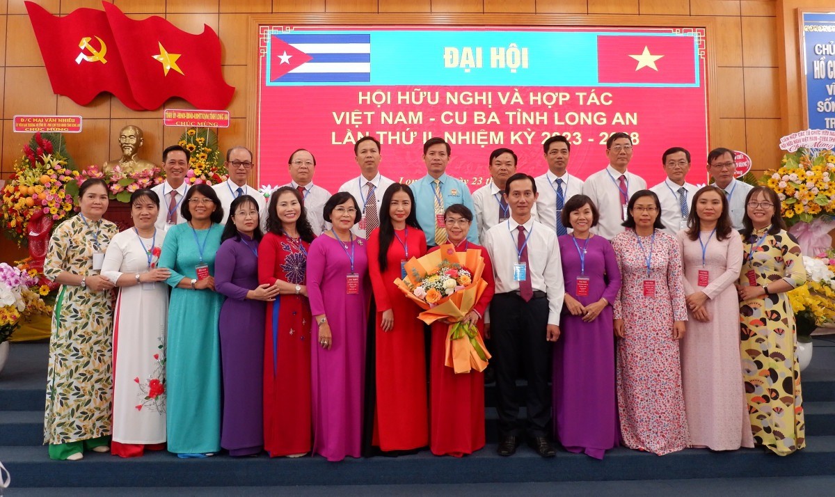 Ban Chấp hành Hội Hữu nghị và hợp tác Việt Nam – Cuba tỉnh Long An ra mắt đại hội. (Ảnh: Báo Long An)