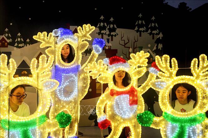 Không khí chờ đón Giáng sinh rộn ràng khắp nơi trên thế giới Chú thích ảnh