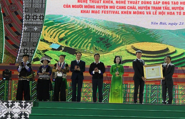 Đồng chí Hoàng Đạo Cương - Thứ trưởng Bộ Văn hóa - Thể thao và Du lịch trao Chứng nhận di sản văn hóa phi vật thể quốc gia Nghệ thuật Khèn của người Mông huyện Mù Cang Chải, Trạm Tấu, Văn Chấn cho tỉnh Yên Bái Đồng chí Hoàng Đạo Cương - Thứ trưởng Bộ Văn hóa - Thể thao và Du lịch trao Chứng nhận di sản văn hóa phi vật thể quốc gia Nghệ thuật Khèn của người Mông huyện Mù Cang Chải, Trạm Tấu, Văn Chấn cho tỉnh Yên Bái
