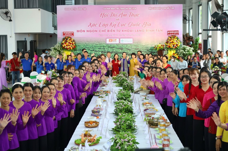20 đội thi cùng tranh tài chế biến các món ăn, thức uống đa dạng về màu sắc, hương vị từ nguyên liệu chính là khoai lang Bình Tân. Ảnh Trung Phạm 20 đội thi cùng tranh tài chế biến các món ăn, thức uống đa dạng về màu sắc, hương vị từ nguyên liệu chính là khoai lang Bình Tân. Ảnh Trung Phạm
