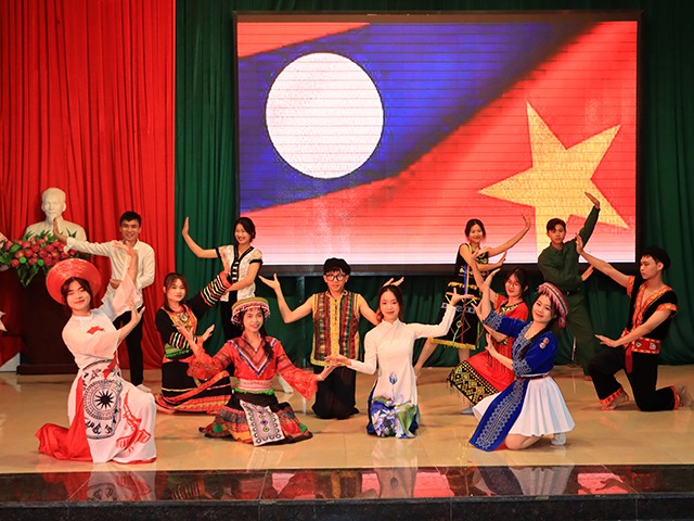 Chương trình giao lưu văn nghệ Việt - Lào. (Ảnh: bafu.edu.vn) Chương trình giao lưu văn nghệ Việt - Lào. (Ảnh: bafu.edu.vn)