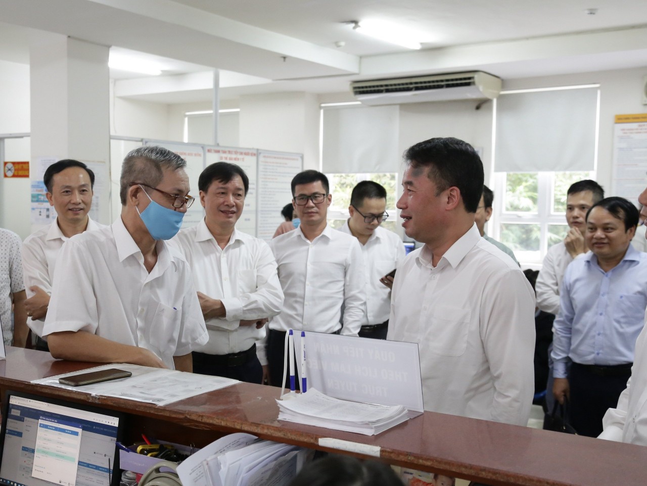 Tổng Giám đốc BHXH Việt Nam Nguyễn Thế Mạnh trao đổi với người dân đến làm thủ tục tại BHXH TP.HCM. Tổng Giám đốc BHXH Việt Nam Nguyễn Thế Mạnh trao đổi với người dân đến làm thủ tục tại BHXH TP.HCM.