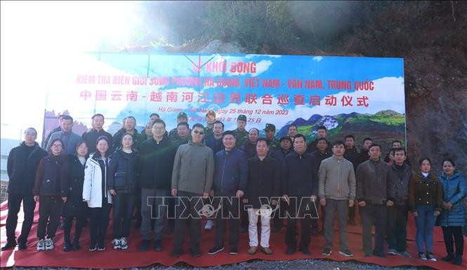 Lễ khởi động kiểm tra biên giới song phương giữa Hà Giang (Việt Nam) và Vân Nam (Trung Quốc) Lễ khởi động kiểm tra biên giới song phương giữa Hà Giang (Việt Nam) và Vân Nam (Trung Quốc)