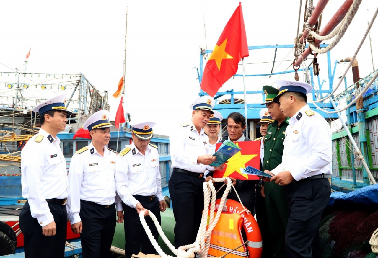 Vùng 3 Hải quân thăm, tặng quà ngư dân, con ngư dân được nhận đỡ đầu Vùng 3 Hải quân thăm, tặng quà ngư dân, con ngư dân được nhận đỡ đầu