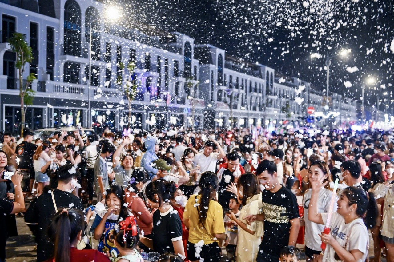Người dân háo hức đón từng đợt “mưa tuyết”. Người dân háo hức đón từng đợt “mưa tuyết”.