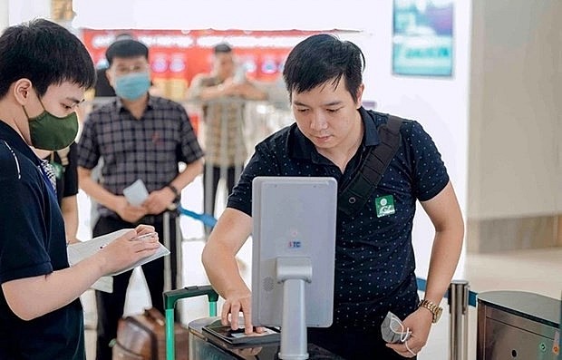 Passengers use biometric authentication application when checking in at Noi Bai International Airport (Photo: VNA) Passengers use biometric authentication application when checking in at Noi Bai International Airport (Photo: VNA)